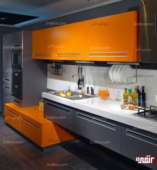 ترکیب نارنجی پرتقالی و خاکستری در آشپزخانه ای مینیمال