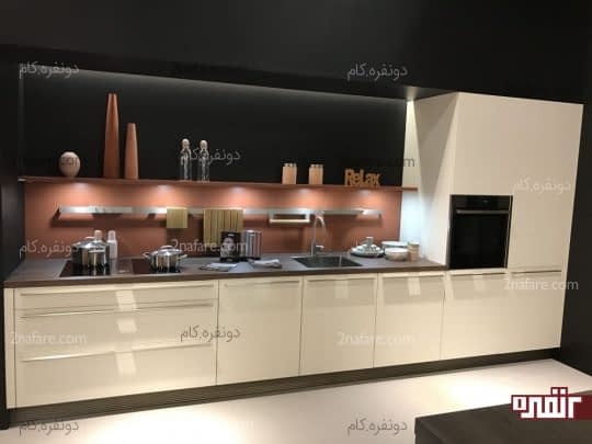 در آشپزخانه های یک دیواره بسته به طول دیوار میتوان فضای بیشتری برای لوازم داشت