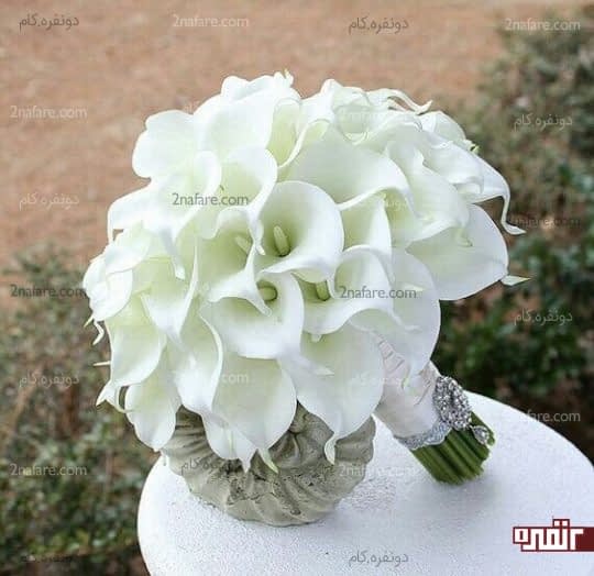 دسته گل شیپوری سفید با تزیینات زیبا