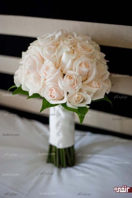 دسته گل عروس از رز سفید و درخشان