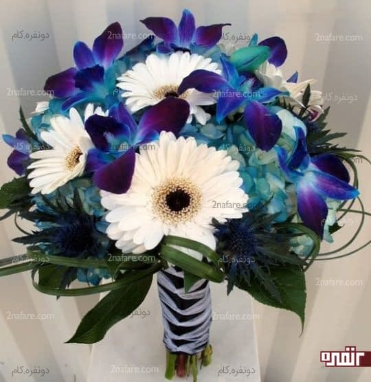 دسته گل عروس با ارکیده آبی و ژربرای سفید