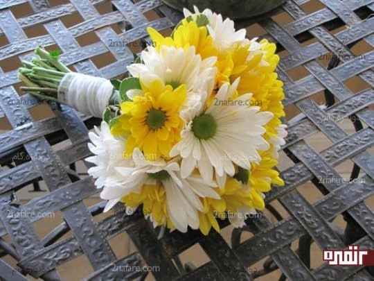 دسته گل عروس با ترکیب رنگ زرد و سفید