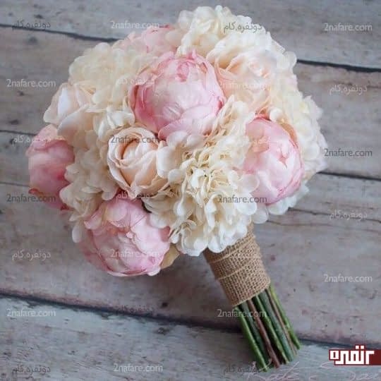 دسته گل عروس با ترکیب گلهای صدتومنی، رز و هورتانسیا