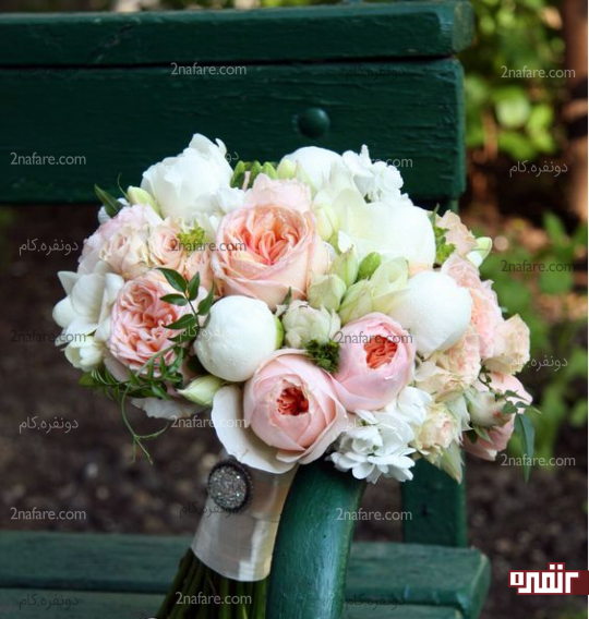 دسته گل عروس با دو رنگ سفید و صورتی گل صدتومنی