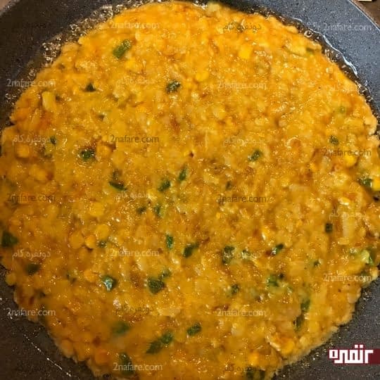 ریختن مواد در ماهیتابه
