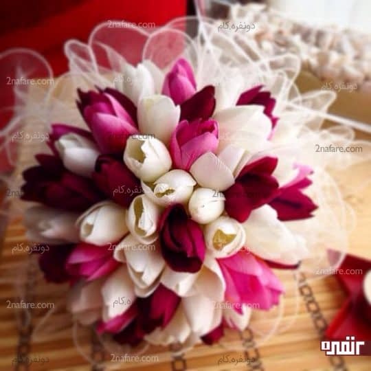 زیبایی و درخشندگی دسته گل عروس با رنگ های مکمل از گل لاله