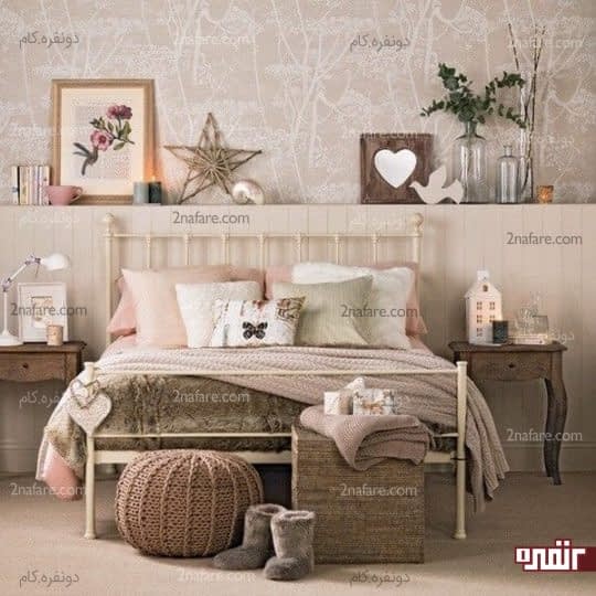 طاقچه ای برای قرار دادن لوازم در بالای تخت خواب در اتاقی دخترانه