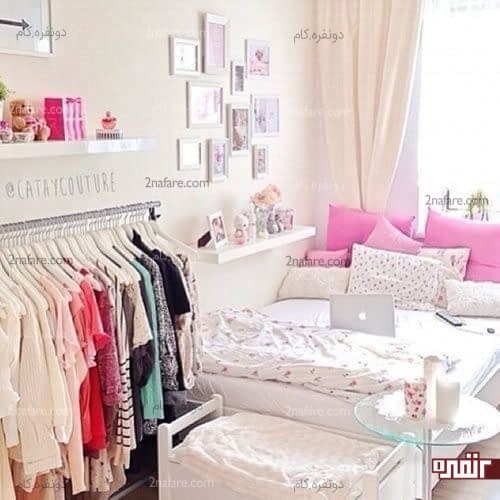 قرار دادن آویزی برای لباس ها در کنار تخت خواب