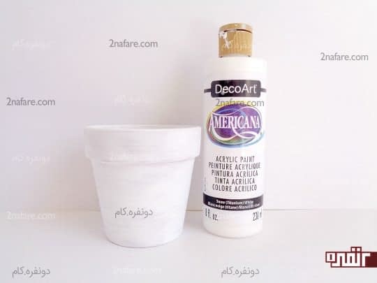 قسمت بیرونی و داخلی گلدون سفالی رو رنگ بزنید و اجازه بدین تا خوب خشک شه