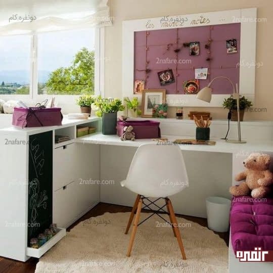 میز مطالعه و تخت خواب در کنار هم