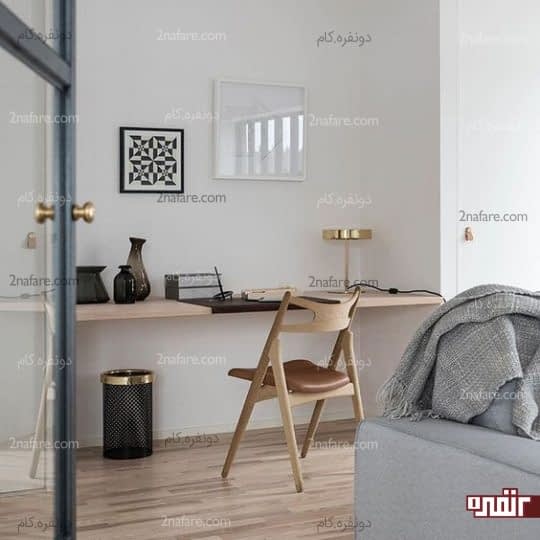 میز کار باریک و چوبی چسبیده به دیوار اتاق نشیمن