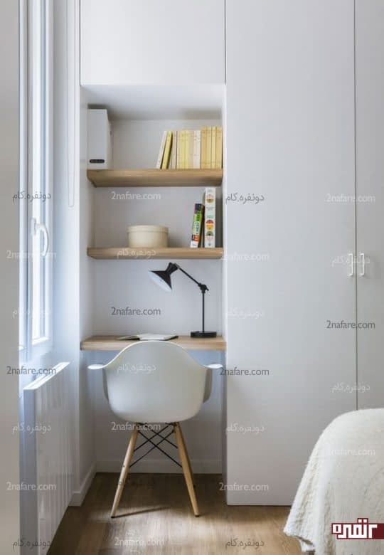 میز کار کوچک و قفسه ها درون دیوار