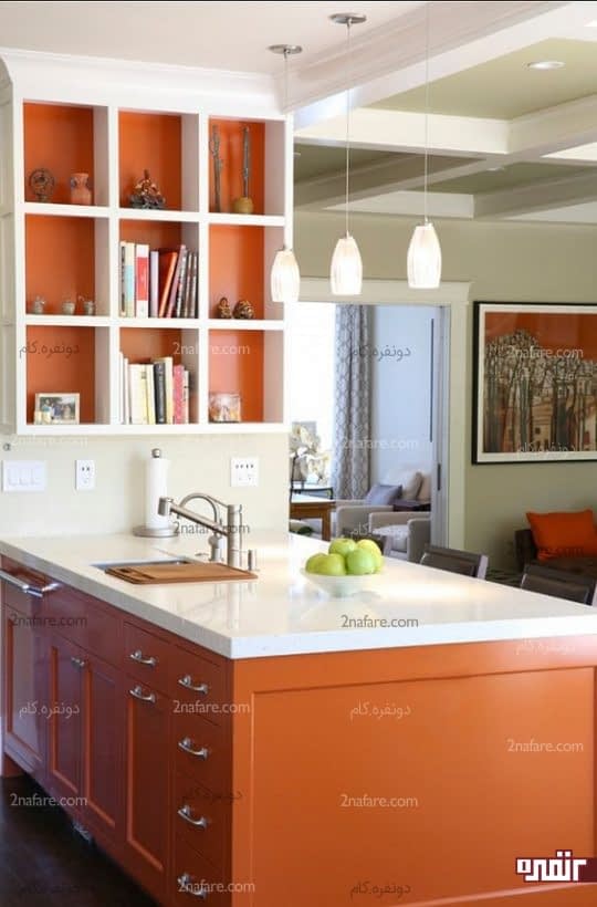 پوشش داخلی نارنجی برای قفسه ها و هماهنگی با جزیره آشپزخانه