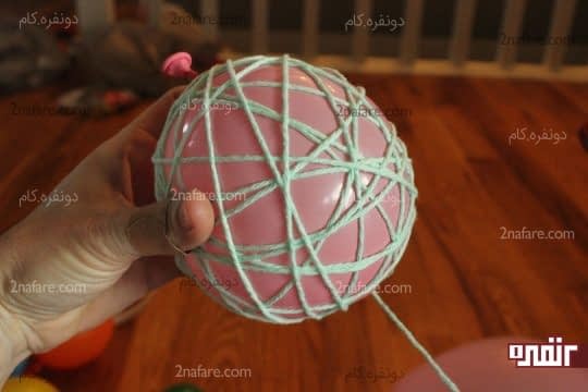 پیچیدن کاموا دورتادور بادکنک ها