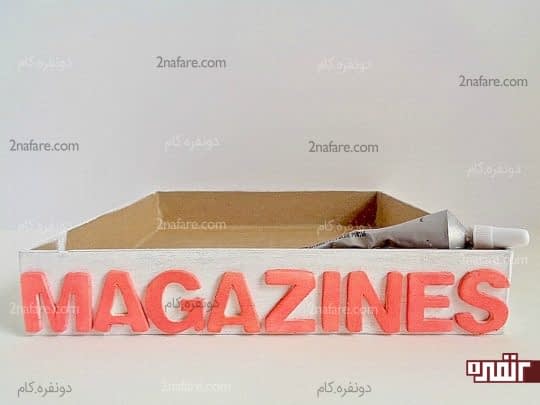 چسبوندن حروف با چسب برای پایه ی قفسه کتاب