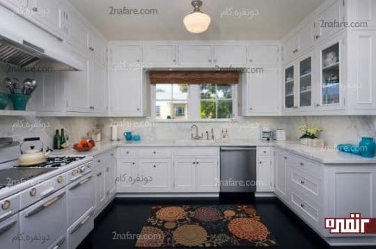 کفپوش مشکی، کابینت های سفید و فرشی با طرح گل های رنگارنگ فضایی زیباو هیجان آمیز را خلق کرده است