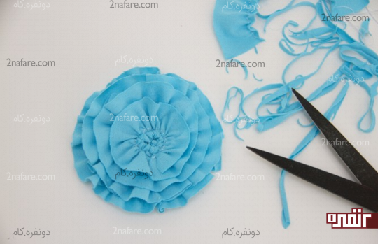 کوتاه کردن اطراف گلبرگهای پارچه ای