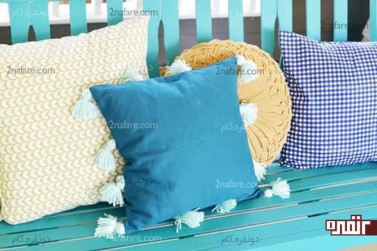 کوسن های رنگی رنگی با منگوله های کاموایی