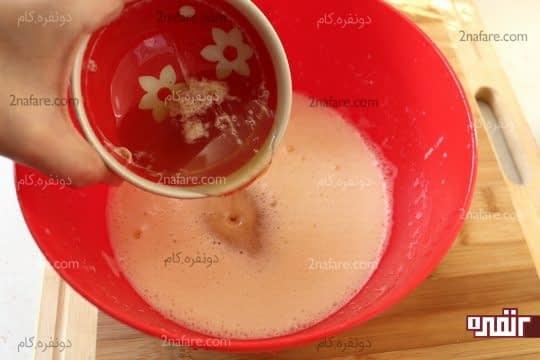 اضافه کردن ژلاتین سرد شده به کرم قوام پیدا کرده