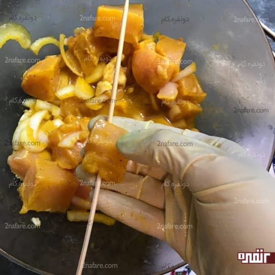 سیخ زدن مرغ ها