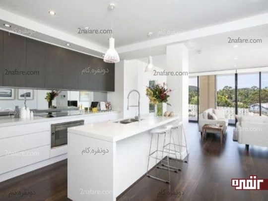 آشپزخونه مدرن با ترکیب رنگ چوب تیره و سفید