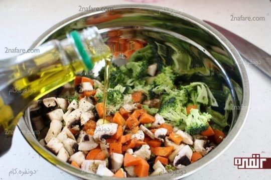 آغشته کردن سبزیجات با روغن زیتون و نمک و فلفل