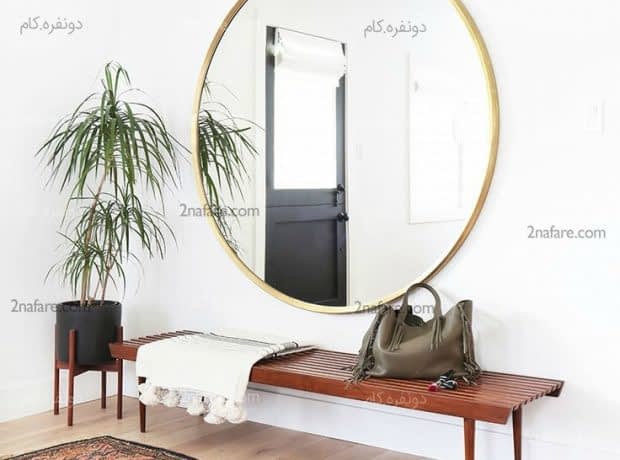 چطور با ترکیب رنگ های خنثی یک ورودی جذاب داشته باشیم؟ آینه با قابی طلایی و پس زمینه ی خنثی