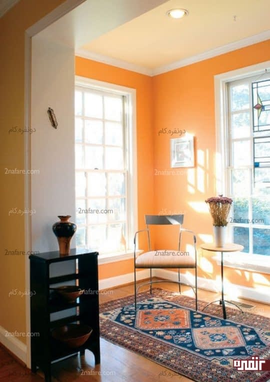 اتاقی پرنور با دیوارهای نارنجی
