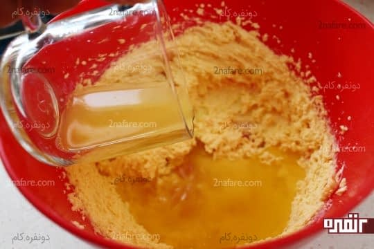 اضافه کردن آب پرتقال به مخلوط کره و شکر