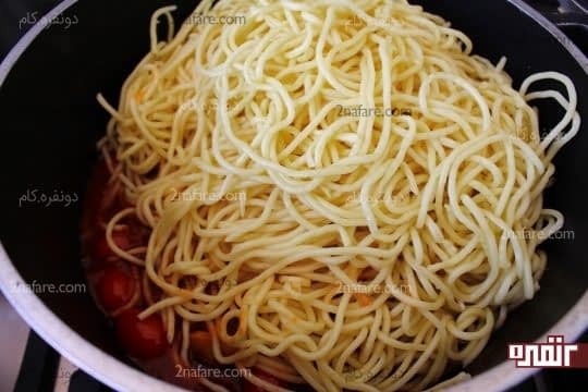 اضافه کردن اسپاگتی پخته شده به سس آماده