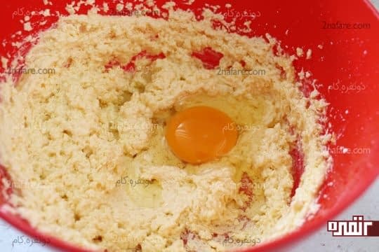 اضافه کردن دانه دانه تخم مرغ ها
