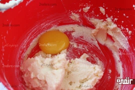 اضافه کردن دانه دانه تخم مرغ ها به مخلوط کره و شکر شکر
