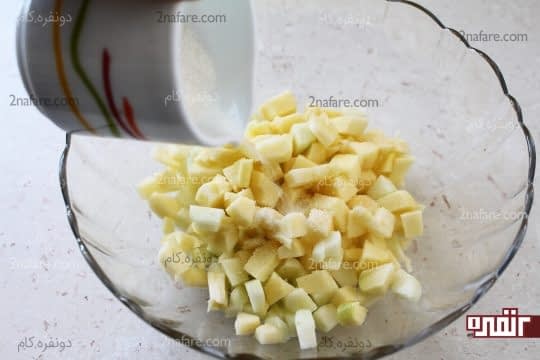 اضافه کردن شکر به سیب های نگینی خرد شده