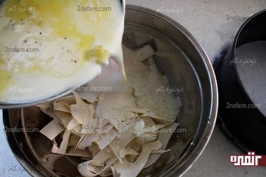 اضافه کردن مخلوط پوره سیب زمینی و شیر و کره