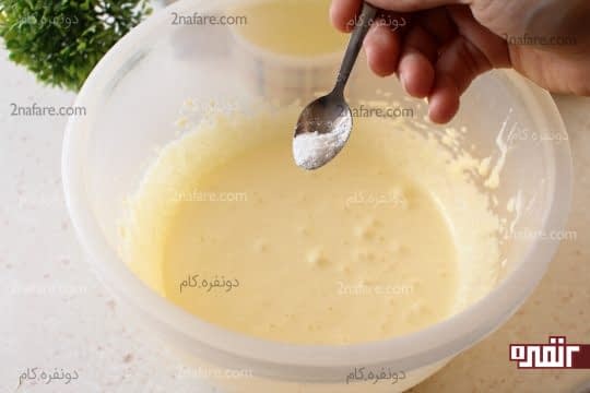 اضافه کردن وانیل به مخلوط زرده های تخم مرغ و شکر