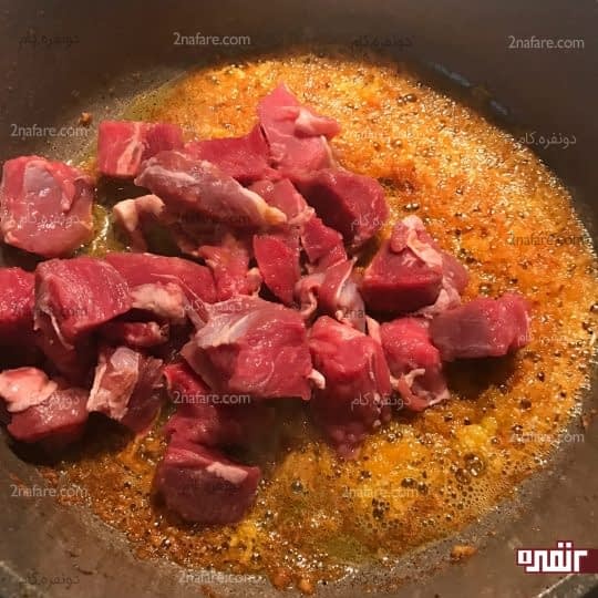 اضافه کردن گوشت به پیاز