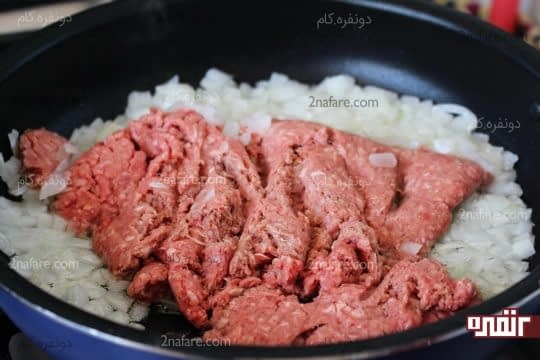 اضافه کردن گوشت چرخکرده به پیاز سبک شده