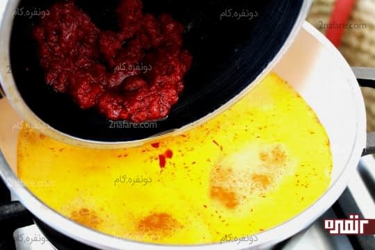 افزودن رب گوجه فرنگی تفت داده شده به مخلوط آب و آب پرتقال