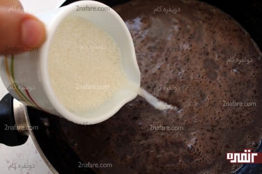 افزودن شکر به مخلوط شیر