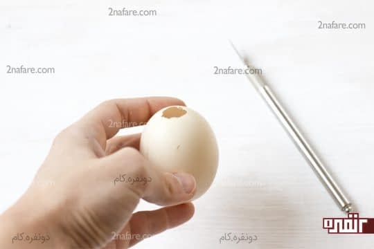 ایجاد حفره در انتهای تخم مرغ برای رد کردن فیتیله