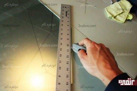 بریدن قسمتی از چسب دور آینه