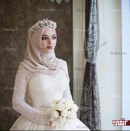 تاج گل روی روسری
