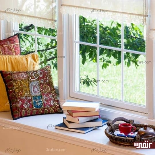تزیین طاقچه با کتاب و کوسن های سنتی