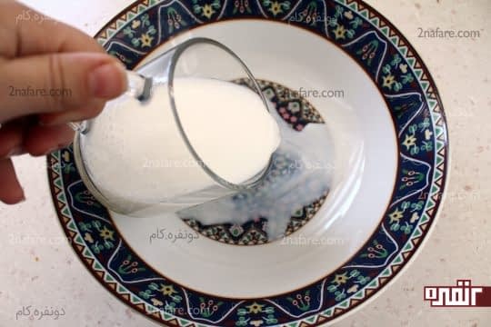 ریختن شیر ولرم در ظرف