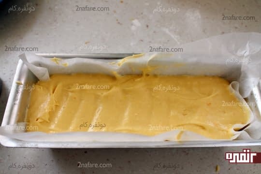 ریختن مخلوط پاند کیک در قالب
