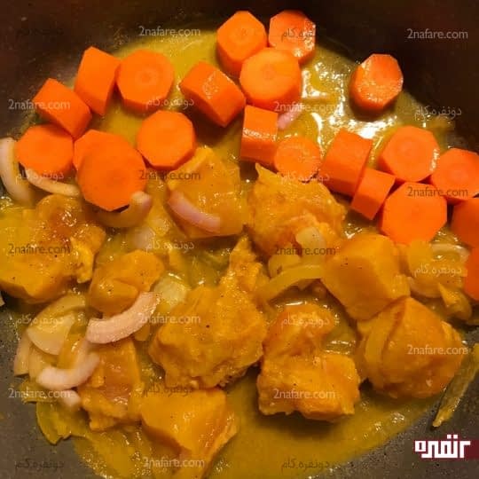 ریختن و هویج و مرغ در ماهیتابه