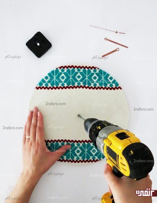 سوراخ کردن صفحه ساعت دیواری با مته