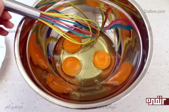 شکستن تخم مرغ ها در ظرف