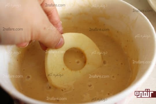 غلطاندن اسلایس های سیب در خمیر