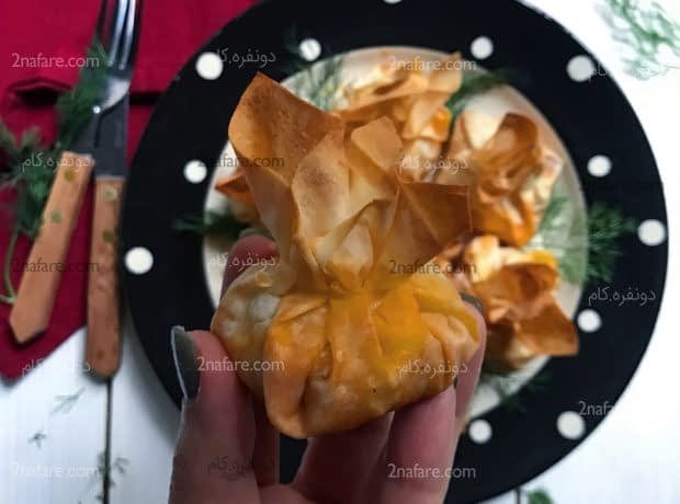 طرز تهیه بقچه های مرغ و پنیر با خمیر یوفکا لقمه مرغ به شکل گل با خمیر یوفکا